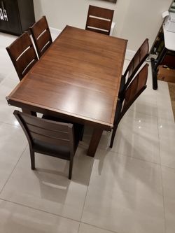 Expandable Wood Table - 6 People