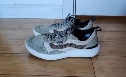 Vans Unisex-Adult Off the Wall Ultrarange Made for the Makers Slip Resistant Shoe (Men 6, Women 7.5) like new, $100>>$28
