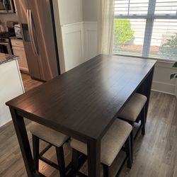Table & Chairs 