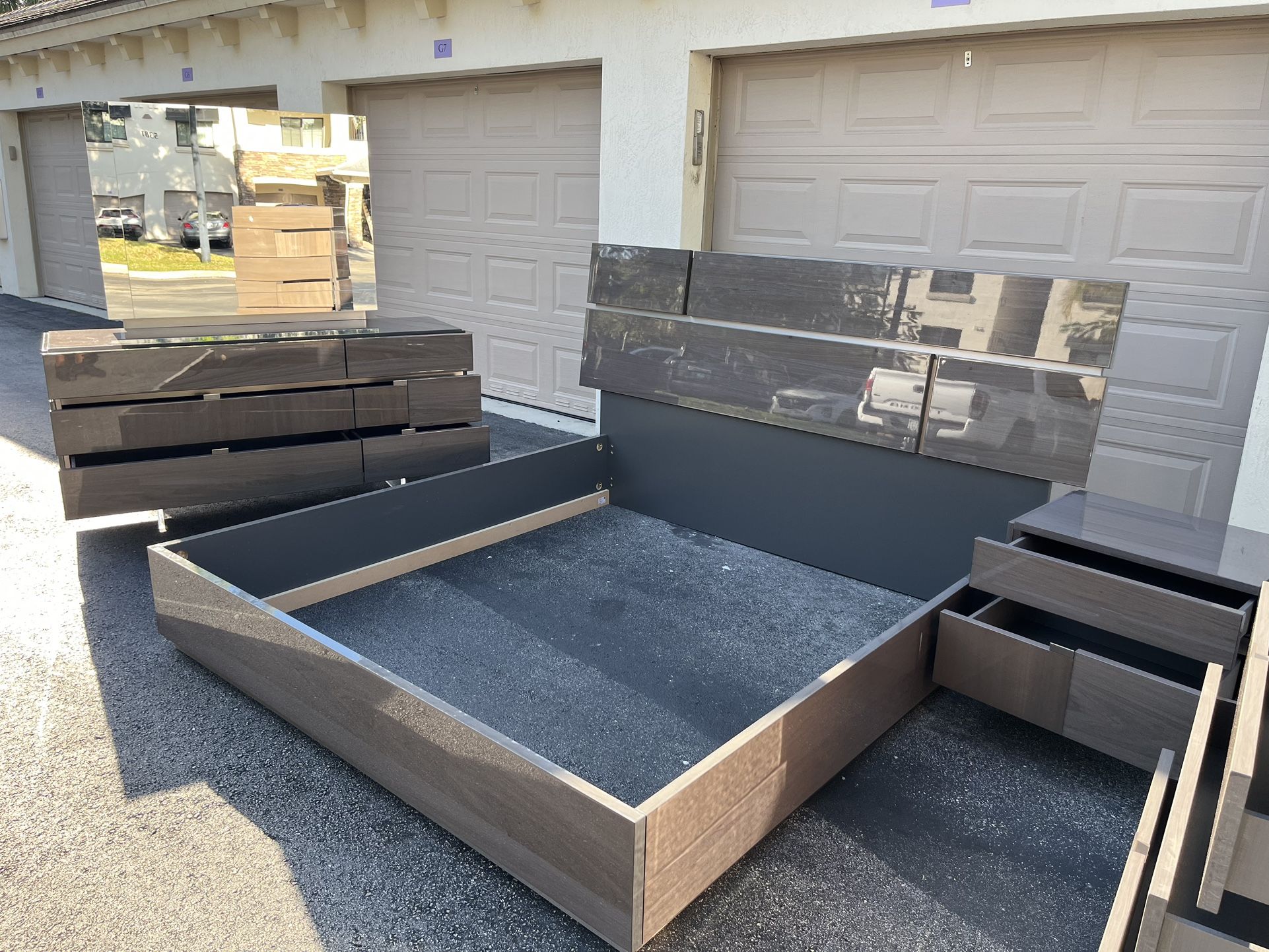 NEW KING BEDROOM SET MODEL SIENA W DETAILS IN ACRYLIC & METAL ON THE FEET / DRESSER W MIRROR / CHEST & NIGHTSTAND - ITALY FURNITURE - Delivery Availab
