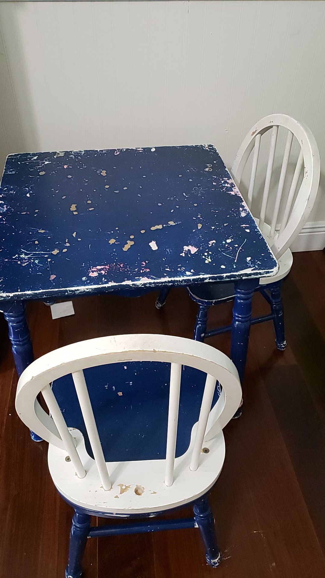 Kids Art table and 2 chairs