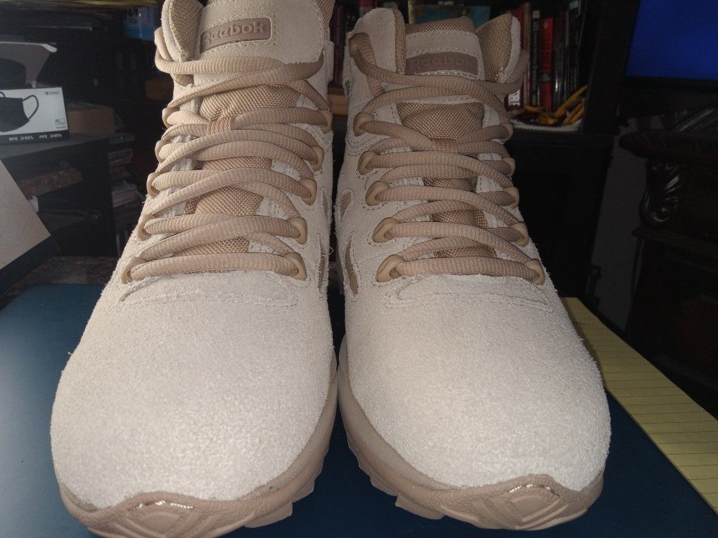 MENS REEBOKS BOOTS SIZE 9 BRAND NEW