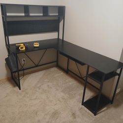 Desk & chair 
