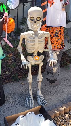 Halloween TALKING & MOVING SKELETON! TELLS JOKES! Its super cute stands 4ft tall! Brand new!