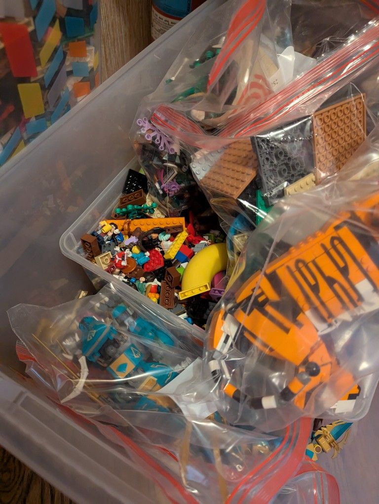 Tons of Bulk Lego (Sets and Minifig)