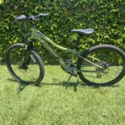 26” Giant Mountain Bike , Disc Brakes , Front Suspension, Shimano Altus Components 