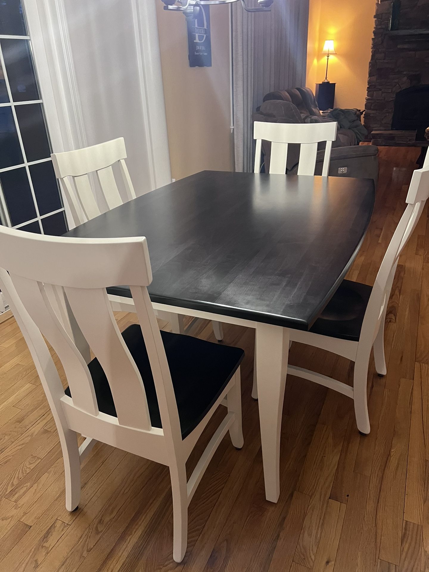 Dining/Kitchen Table & 4 Chairs 