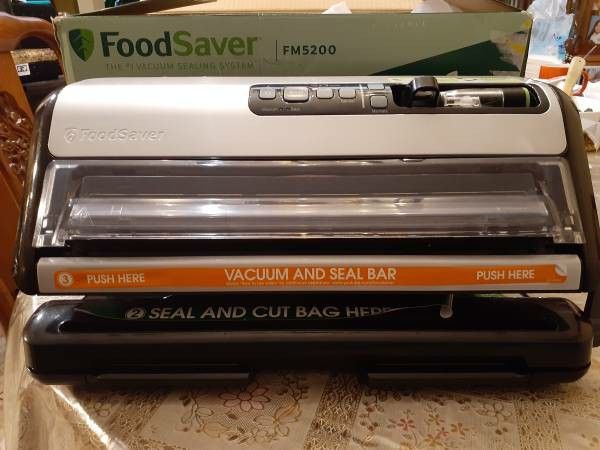 Foodsaver FM5200 vacuum sealer barely used the plastic cutter is missing other than that item works great retails for $230 plus tax 