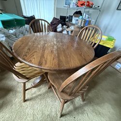 42” Solid Round Oak Dinning Table With 4 Chairs. 