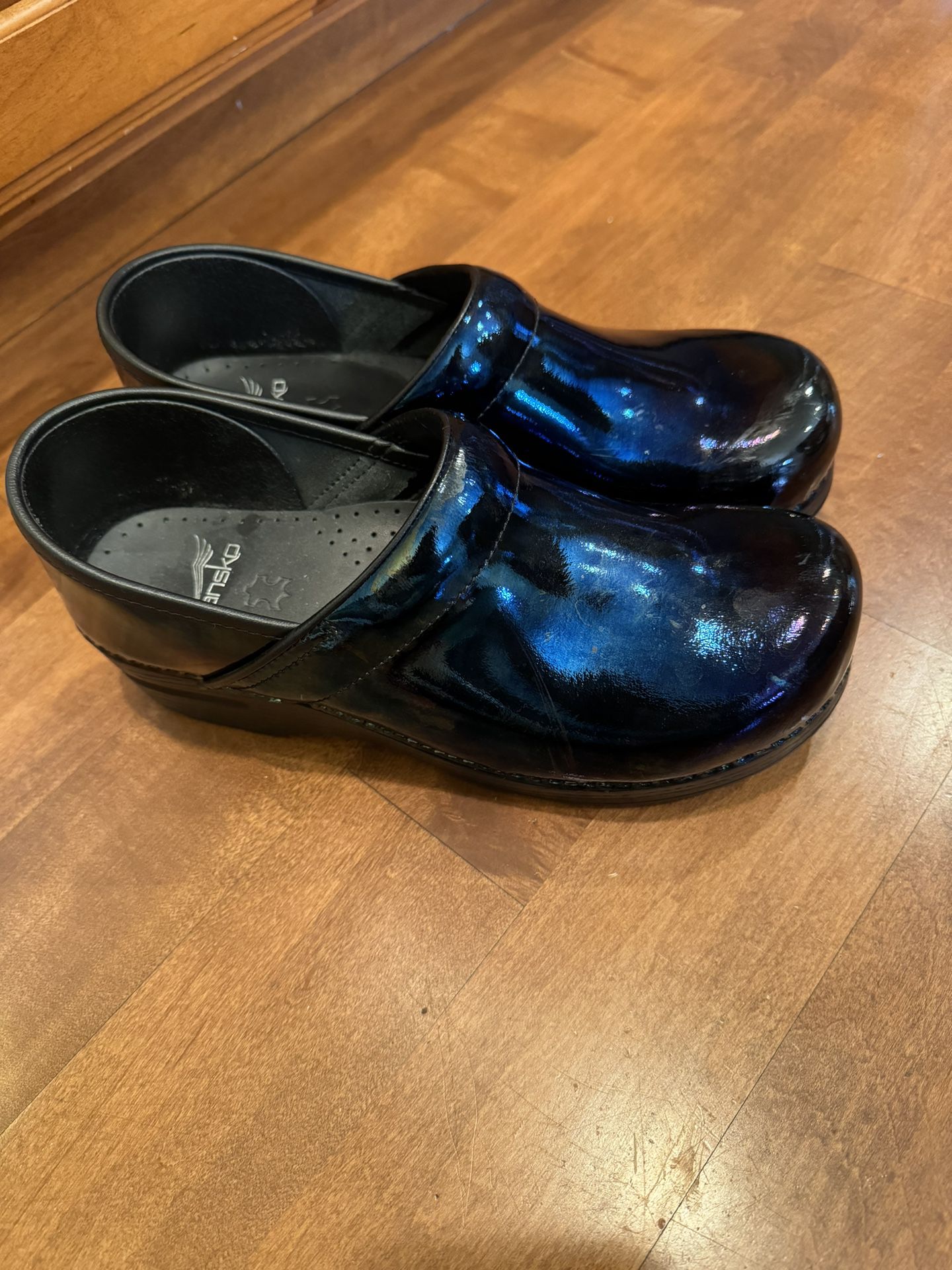 Woman’s Danskin Leather Clogs Shipping Avaialbe 