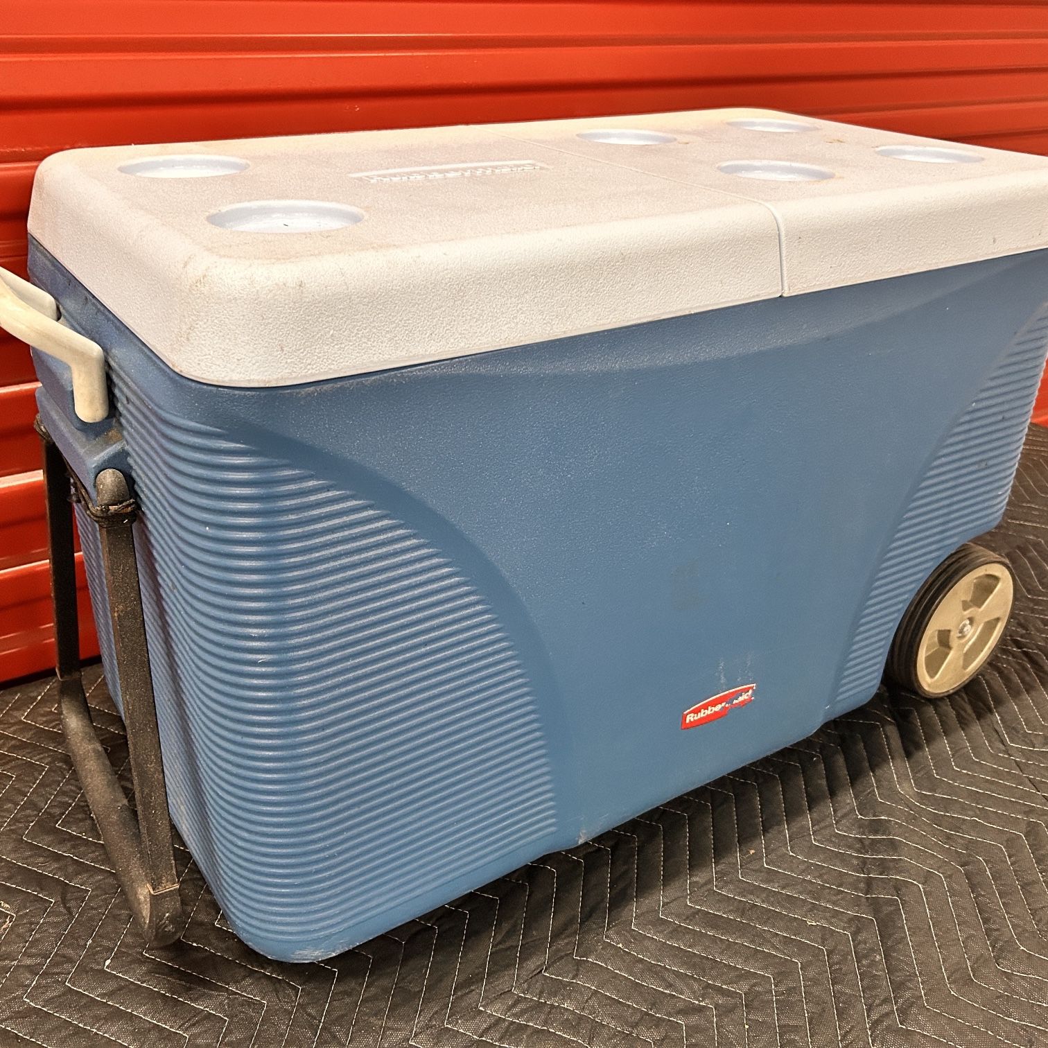 Rubbermaid 48 Quart Hard Sided Cooler, Red for Sale in Holland, MI - OfferUp