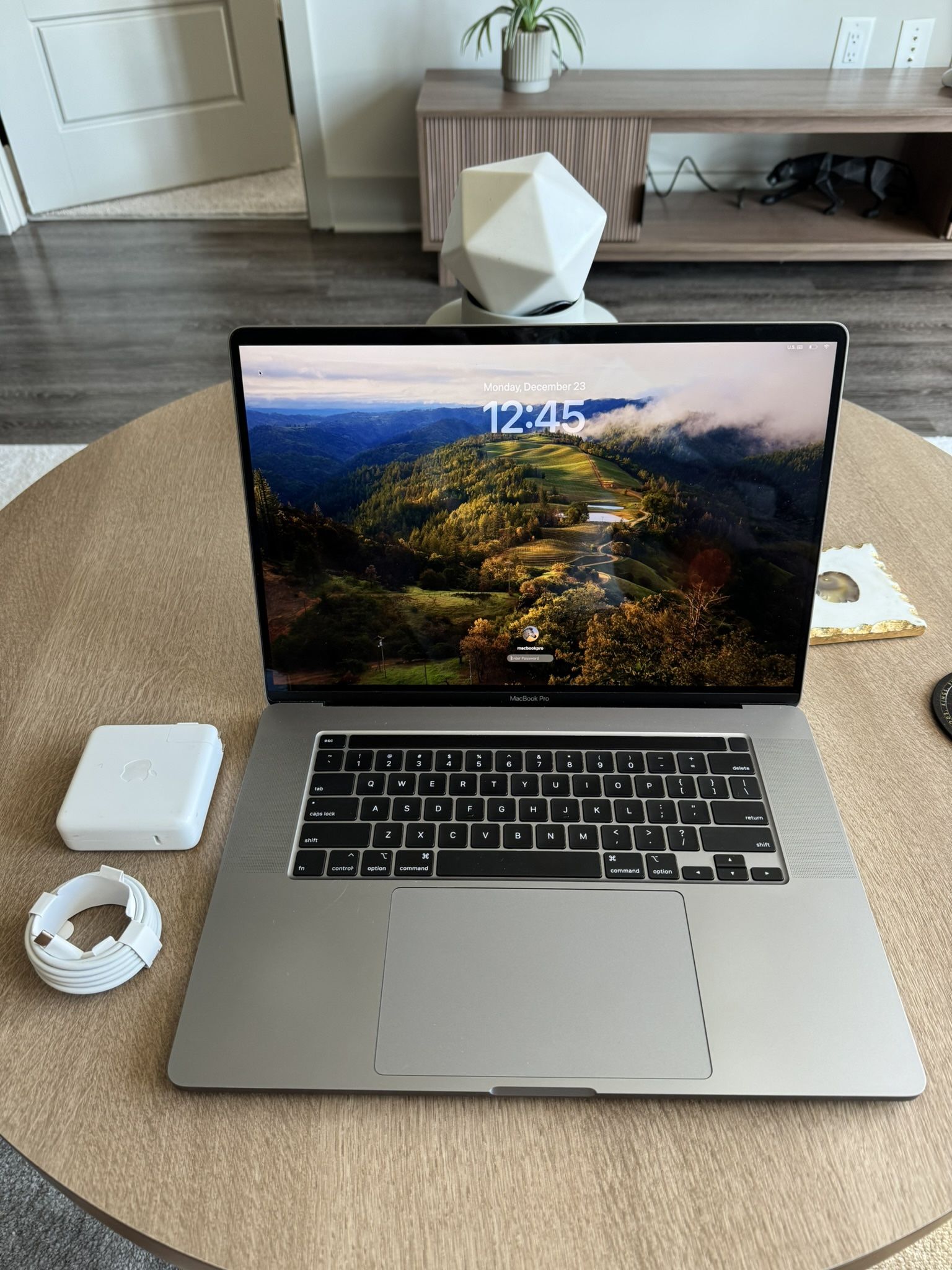 MacBook Pro 2019 16" - 32GB RAM, 1TB SSD, Intel Core i9, AMD Radeon 4GB Graphics