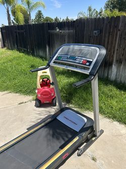 Treadmill, auto incline, high end , quiet, folds, clean,