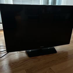 Samsung UN28H4500AF is a 28-inch (27.5" diagonal) 720p HD LED-LCD Smart TV 