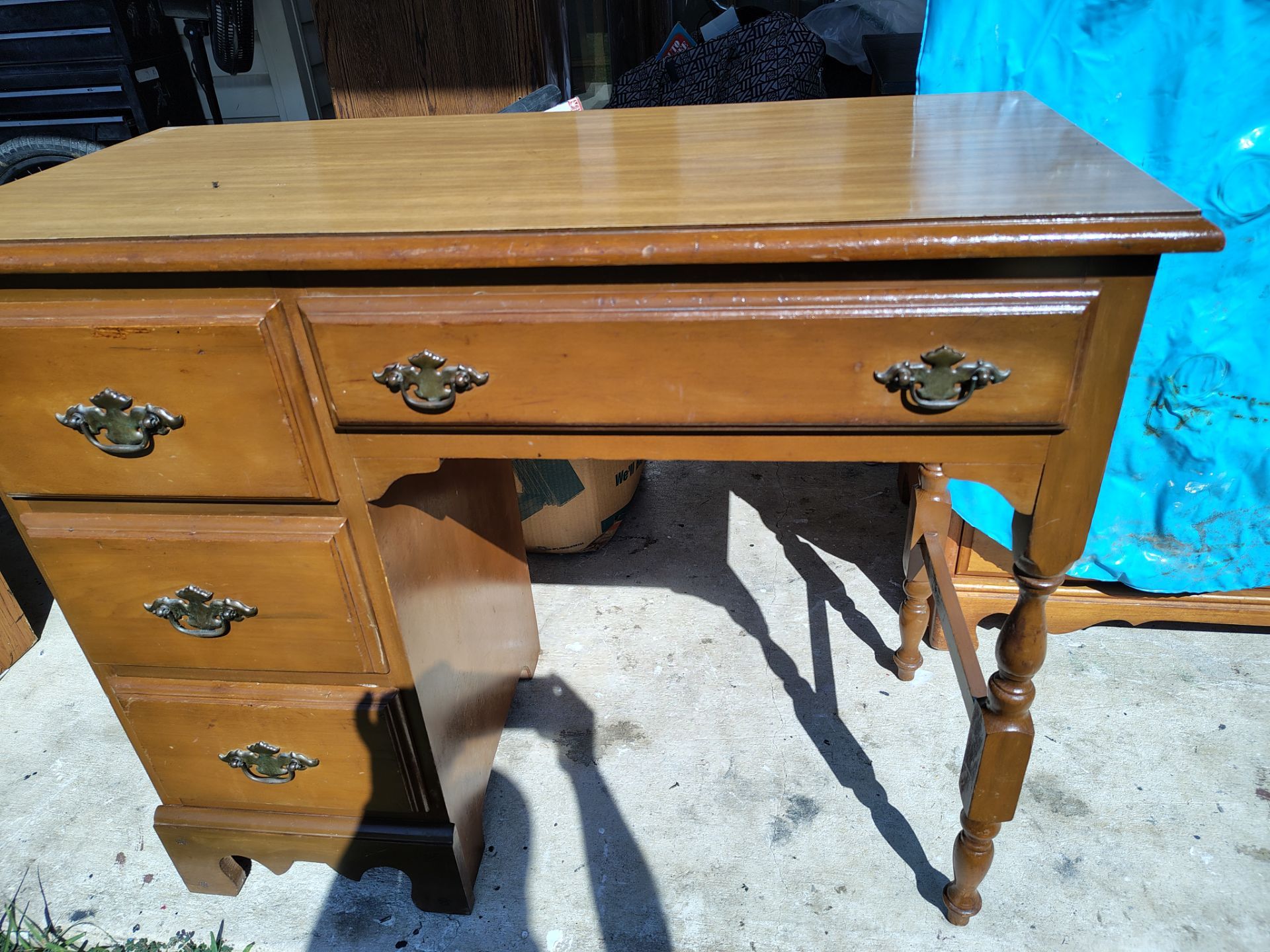 Small Dessk Small wooden desk - 37' x 31
