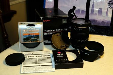 SIGMA 17-50MM F2.8 EX DC OS FOR CANON. MINT CONDITION.