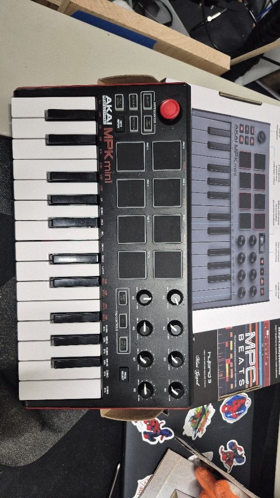 Akai MPK Mk2 And Novation LAUNCH KEY25