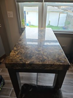 Kitchen Table With 4 Stools 