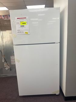 GE Garage-ready 21.9-cu ft Standard-Depth 33-in Wide Top-Freezer Refrigerator ( White ) Garage Ready