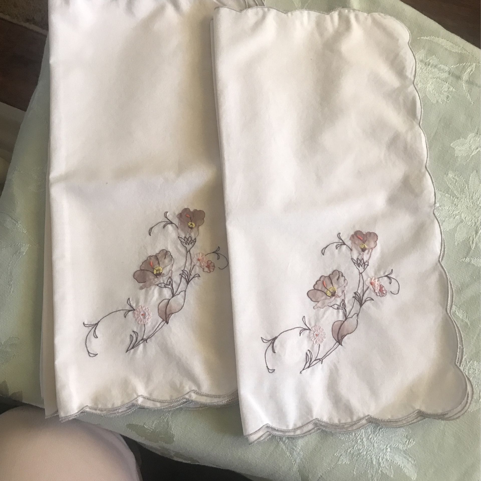 Vintage embroidered scalloped edged Linen napkins 10