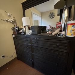 Dresser With Mirror 