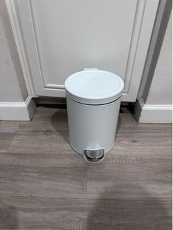 White Metal Step Trash Can w/ Removable Inner Bin