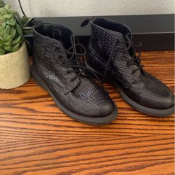 WOMENS SIZE 7 DR MARTENS EMMELINE BOOTS CROC