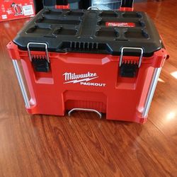 Milwaukee Pack Out  22 Inch Rolling Box  