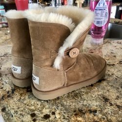 Girl’s Uggs Size 3 