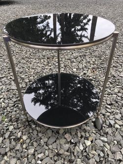 Round coffee/ end table/ home decor