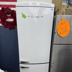 Brand new UNIQUE Classic Retro 28 in. 16.7 cu. ft. Frost Free Bottom Freezer Fridge in Marshmallow White, Energy Star