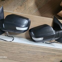 2018 NISSAN  TITAN  SV OEM Side VIEW MIRRORS with Lane Warnings Indicating Features. 
