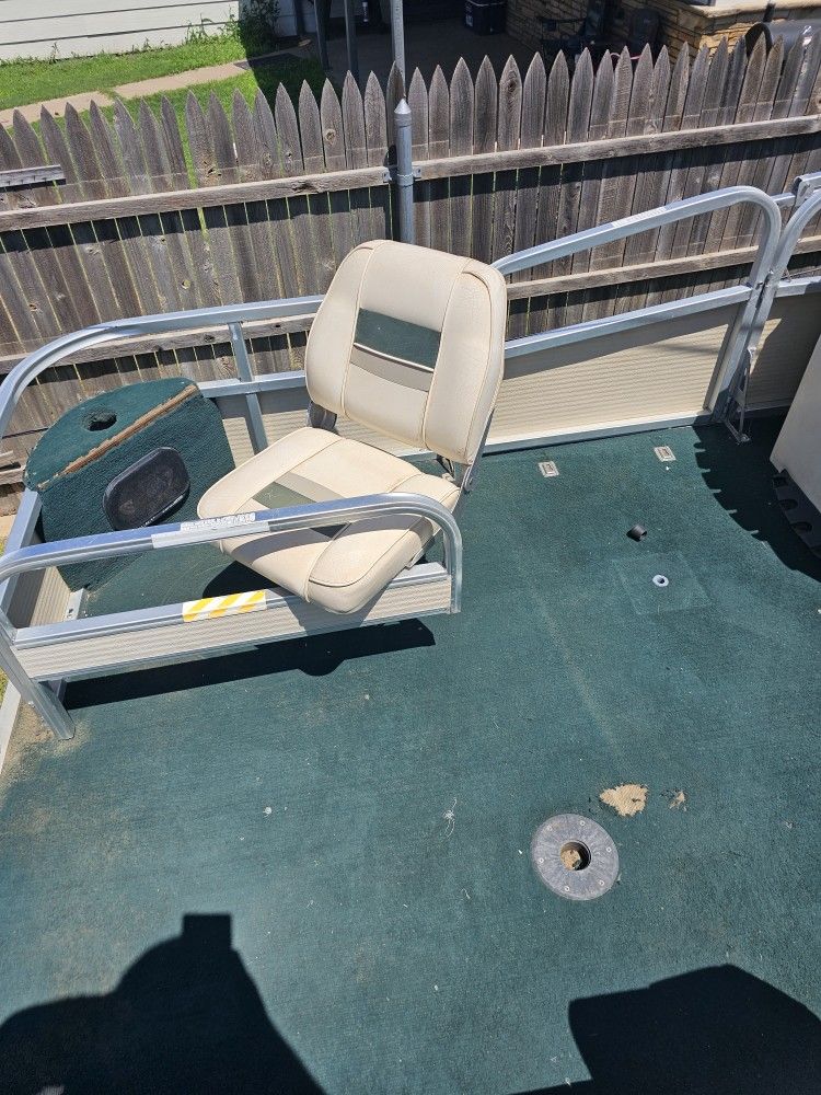 24 Ft Pontoon Boat W/115 HP Johnson Outoboard for Sale in Lubbock, TX
