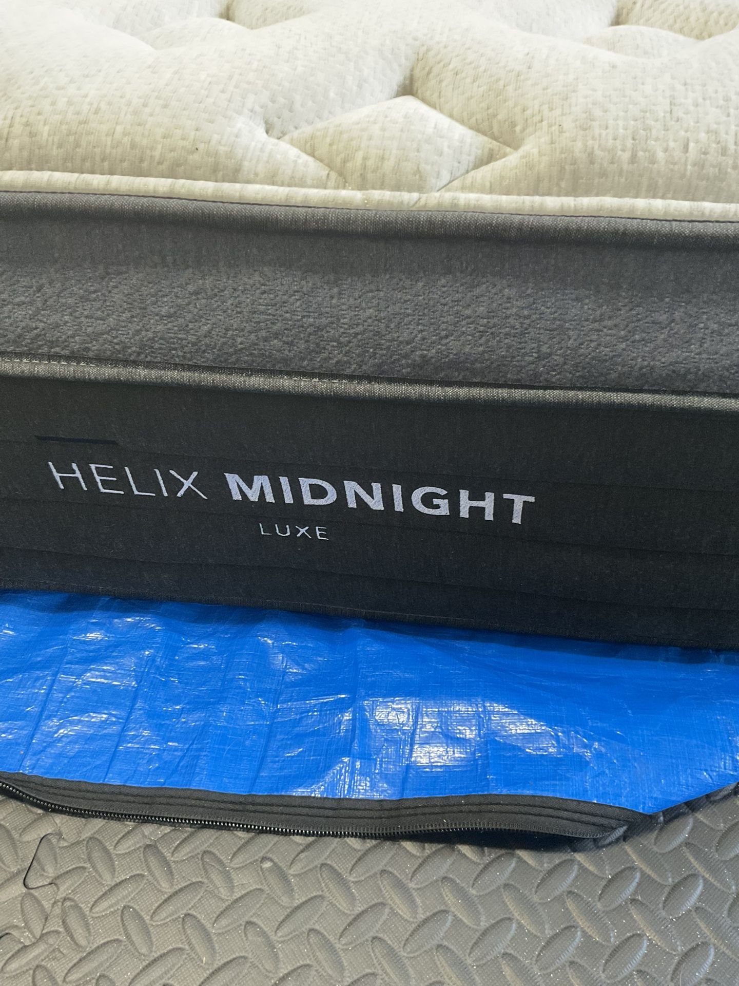 Helix, Luxe Midnight, King, Cover: Original Cover, Top Layer: Original Layer Like New