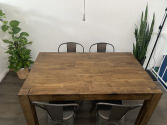 Table and chairs set