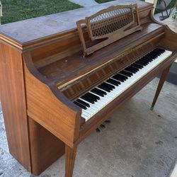 Free piano at yard sale