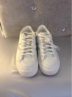 Sneakers size 6.5 women in very good condition like new