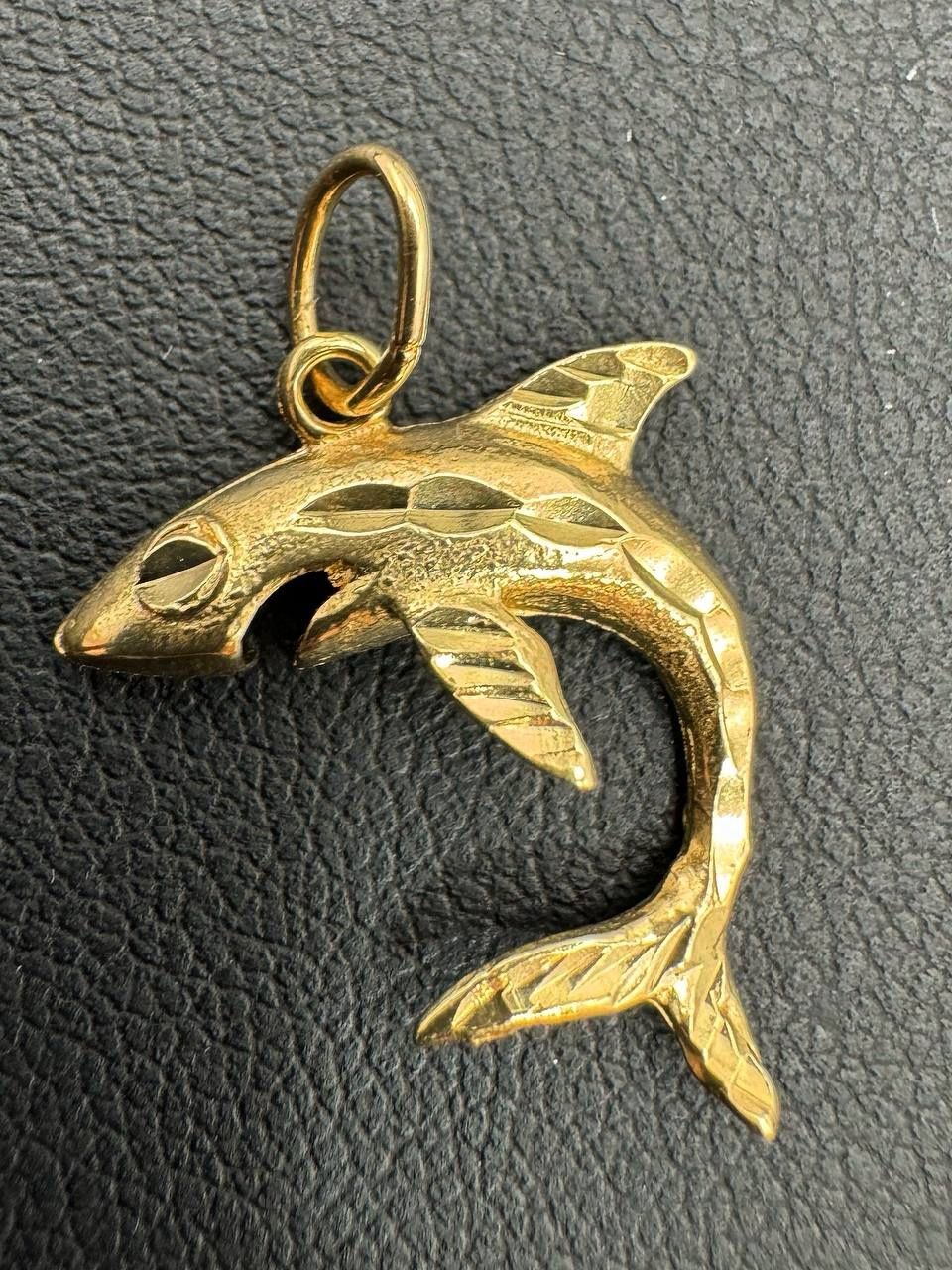 14k solid yellow gold Shark pendant charm 1.2 grams