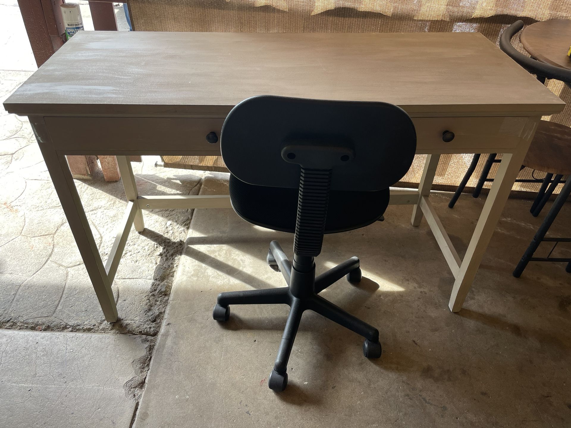 BEAUTIFUL DESK WITH CHAIR GOOD CONDITIONS