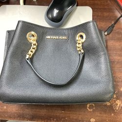 Michael Kors Teagan Small Messenger Bag – Compact, Classic, & Full of Effortless MK Style!