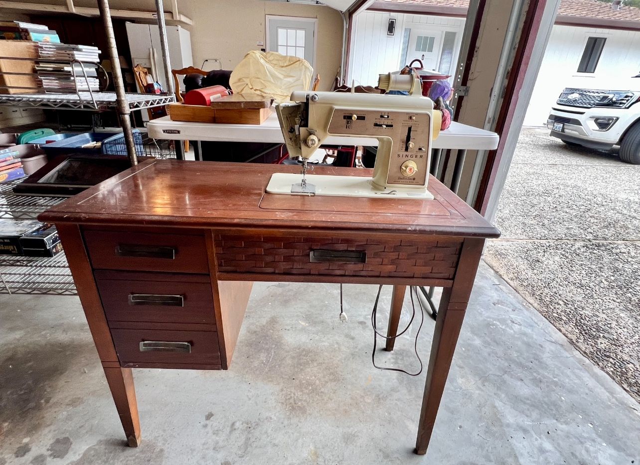 1969 SINGER SEWING MACHINE/ Mid Century Modern