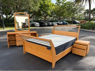 Beautiful Bedroom Set Queen Size Solid Wood Maple Color Like New by Palliser Furniture