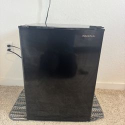 Mini Refrigerator Insignia Model NS-CF26BK9