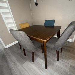 Lyncott Dining Table and 4 Chairs