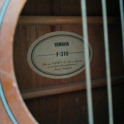 Acoustic Guitar Yamaha 