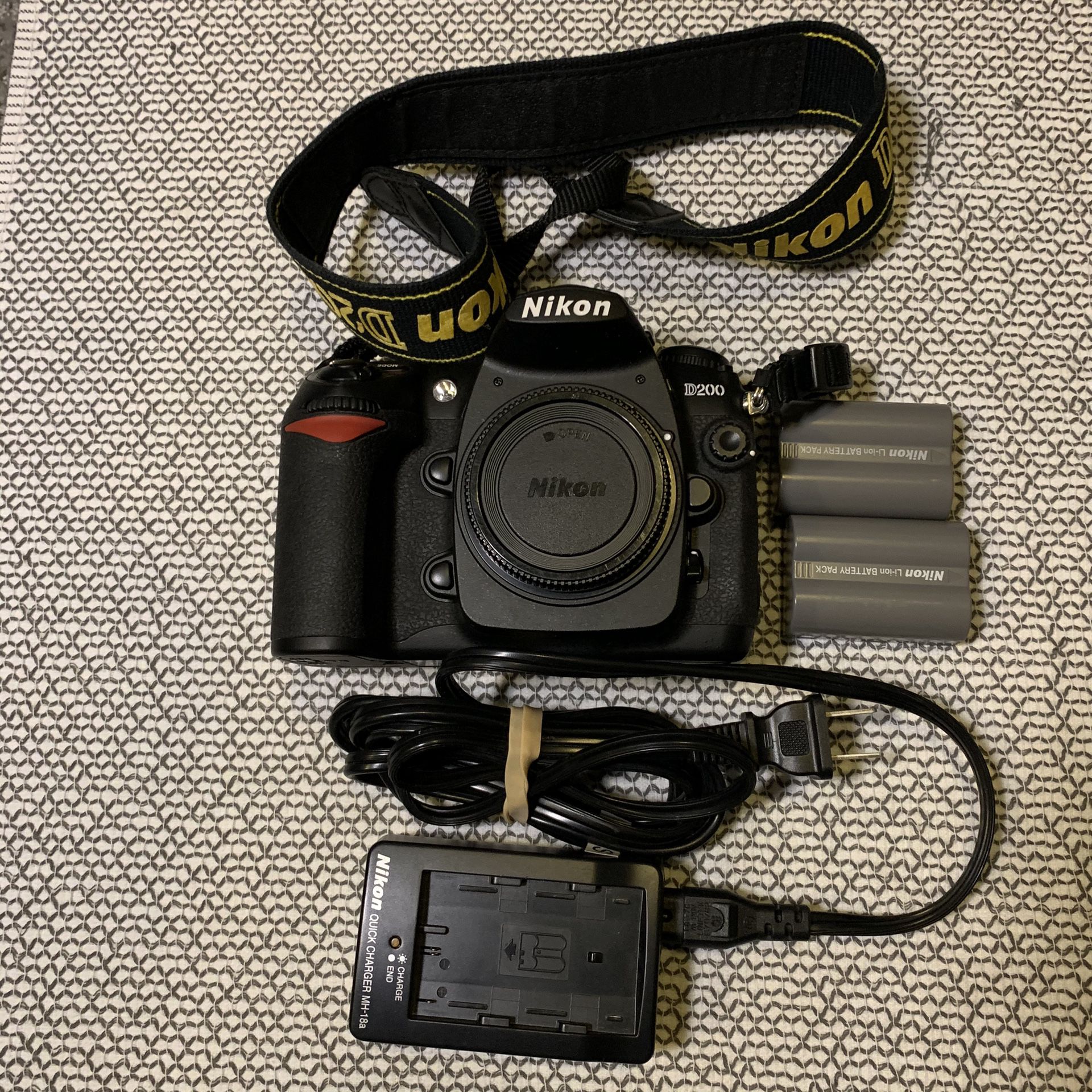 Nikon D200 DSLR Camera w/ batteries and charger