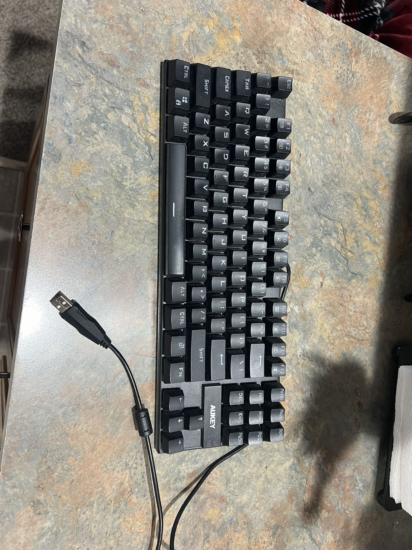 Gaming Keyboard.   USB.  Light Keybind