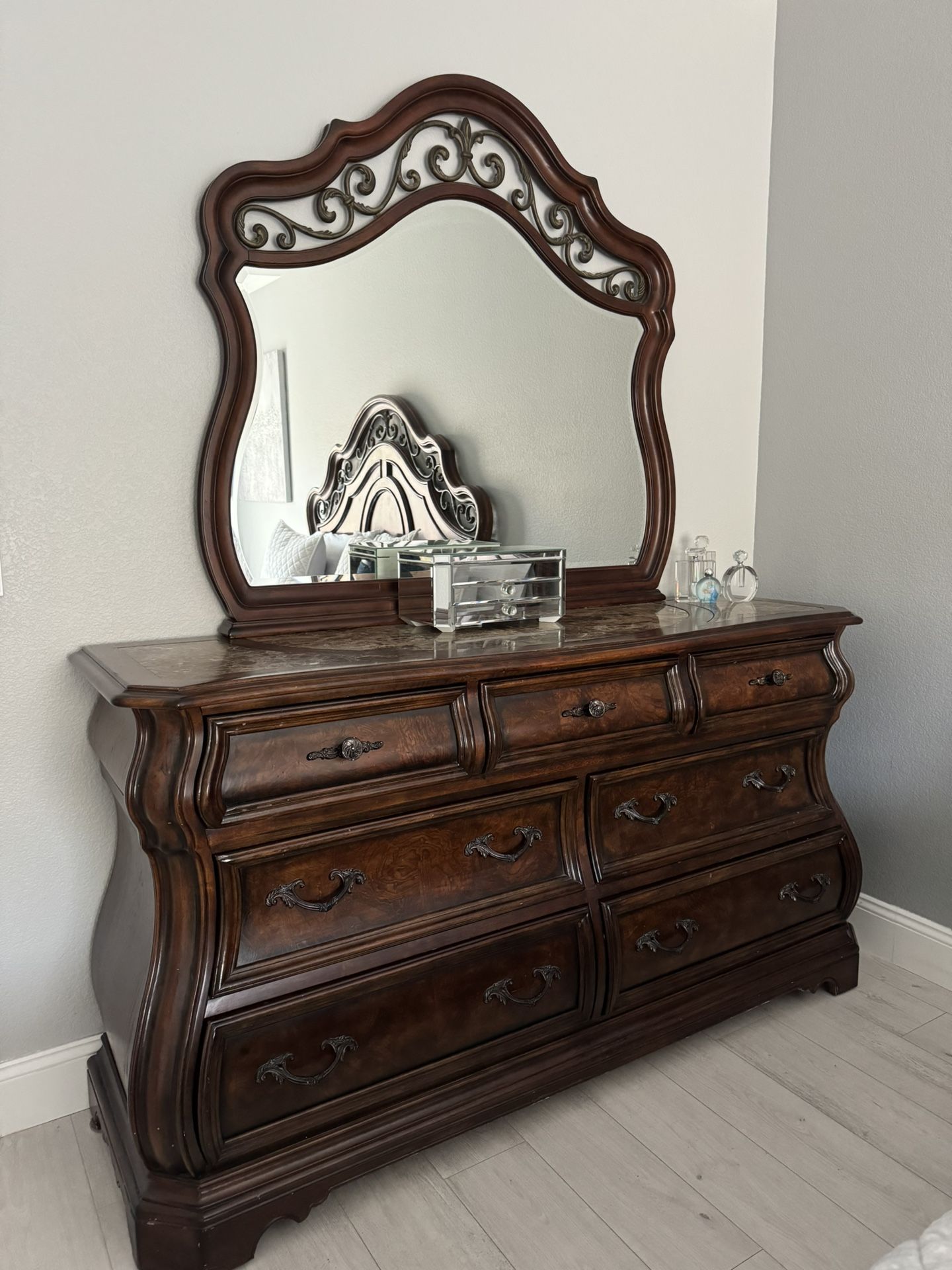 Villana Bedroom Set