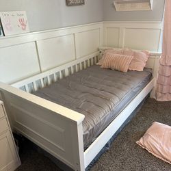 Pottery Barn Day Bed w Mattress 