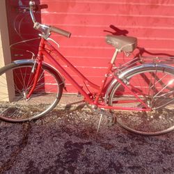 Schwinn Wayfarer In Good Shape.   Fully Functional.  A Good Bicycle For A Lady.  Shiney